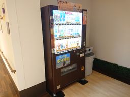 廊下の飲料自動販売機