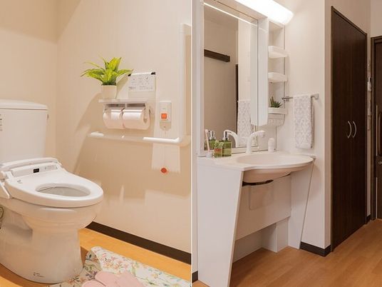 清潔な居室のトイレと洗面台