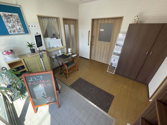 居室の清潔な空間 エントランス ゆとりある居室には、日用品の収納に便利な棚や机が設置されており、快適にお過ごしいただけます。窓からは自然光がたっぷりと入る明るい環境です。