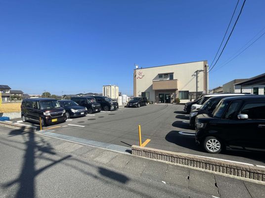 施設前の駐車場風景