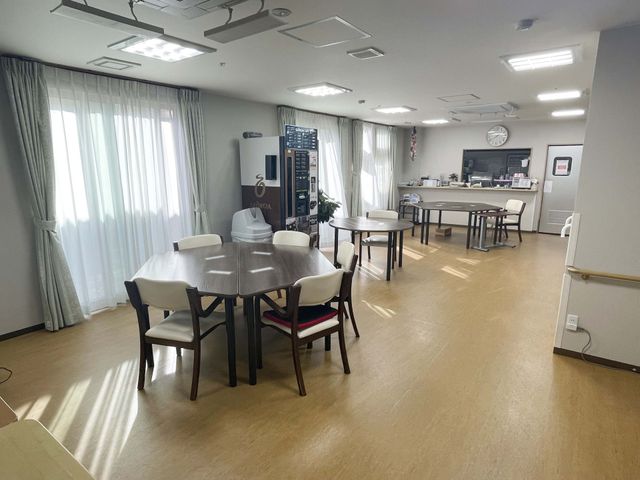 広々とした明るい食堂 共有スペース ゆったりとした雰囲気のダイニングルームです。落ち着いた色合いでまとめられ、ゆっくりとお食事を楽しめる空間となっております。