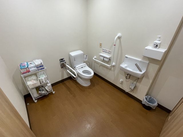バリアフリー対応トイレ トイレ 手すり付きで安全に配慮された清潔なトイレ空間です。利用者の快適性を優先した設計で、安心してご利用いただけます。