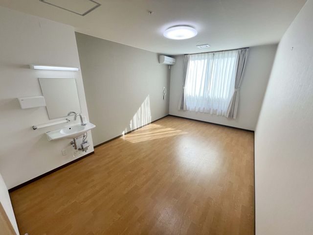 広々とした明るい居室 居室 ゆとりの空間が確保された居室です。明るい日差しが差し込む窓辺で、ゆったりとした時間をお過ごしいただけます。