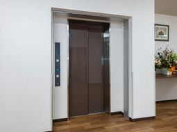 モダンなエレベーター