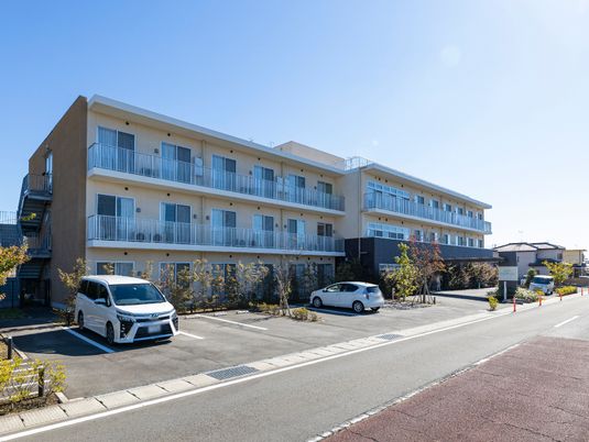 明るく広々とした建物外観