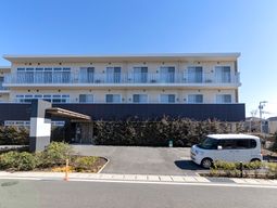 明るい建物の外観