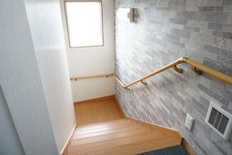 清潔な施設の階段部分