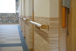 廊下の手すり付き壁面