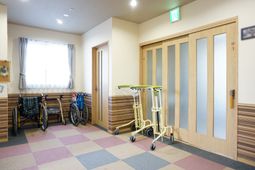 廊下に車いすと歩行器