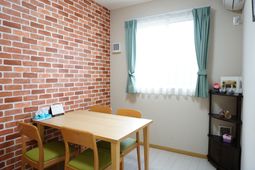 明るいダイニングコーナー