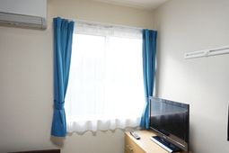 明るい居室の窓とテレビ