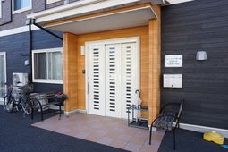 玄関前の明るい空間