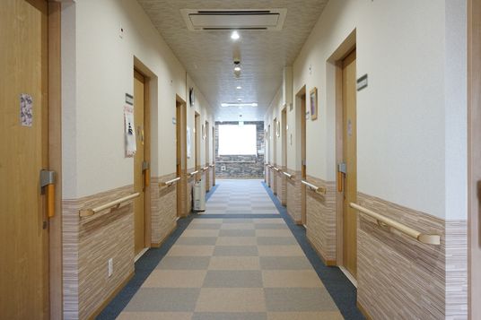 廊下の横並びのドア