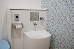 清潔な洗面台と壁