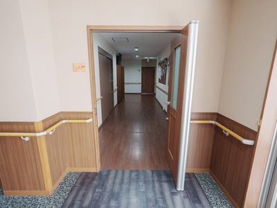 幅広の出入口の廊下