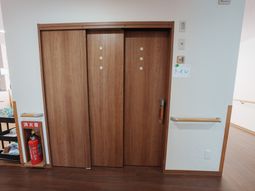 木製の扉の廊下