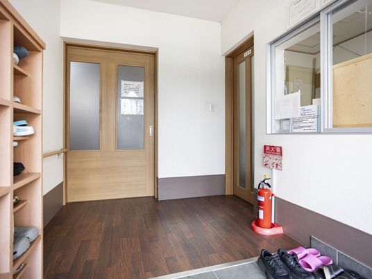 落ち着いた雰囲気の入口