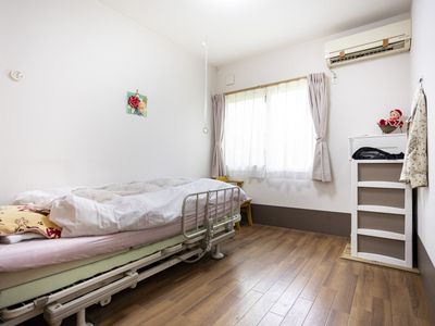 明るい個室の居室