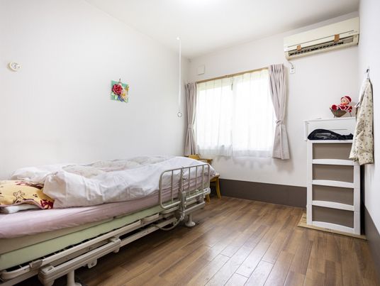 明るい個室の居室