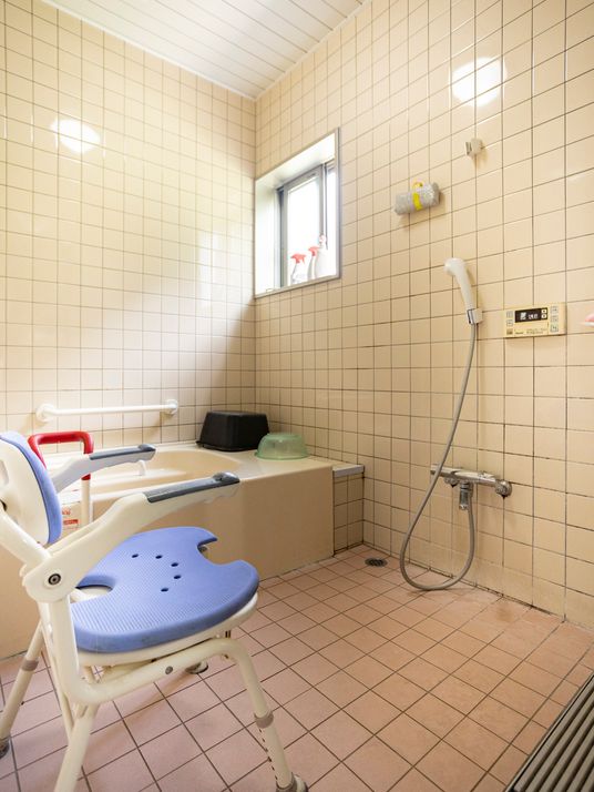 椅子のある浴室