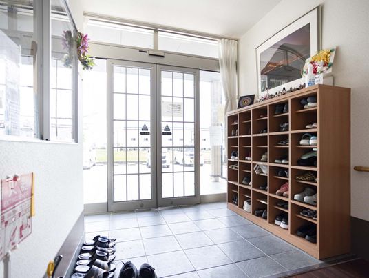 窓際の靴箱エントランス