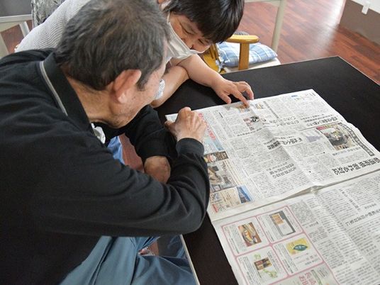 新聞を読む様子の室内
