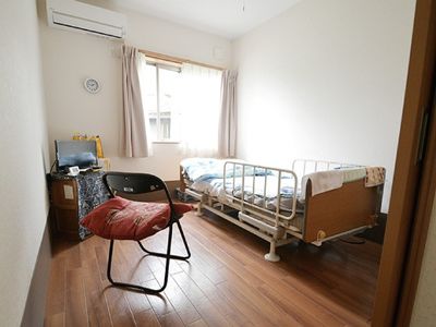 明るい個室の居室