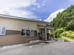 緑に囲まれた外観
