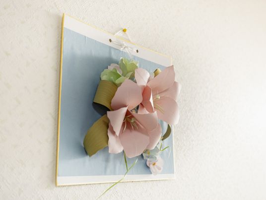 花の飾りが掛かった壁