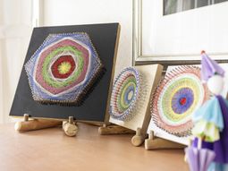 アート作品が飾られた棚