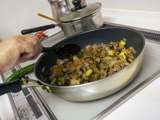 調理中のキッチン