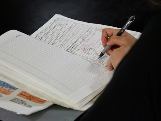 書類記入の様子