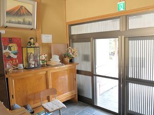 落ち着いた雰囲気のエントランス