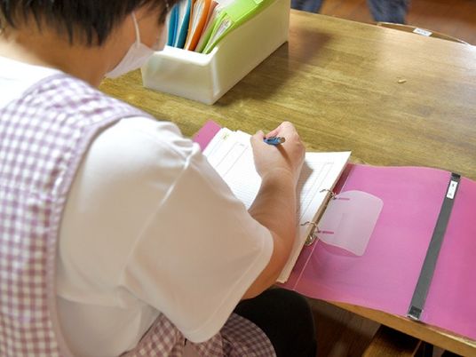 記録を取る様子のスタッフイメージ  