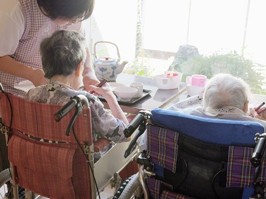 広々とした室内のダイニング