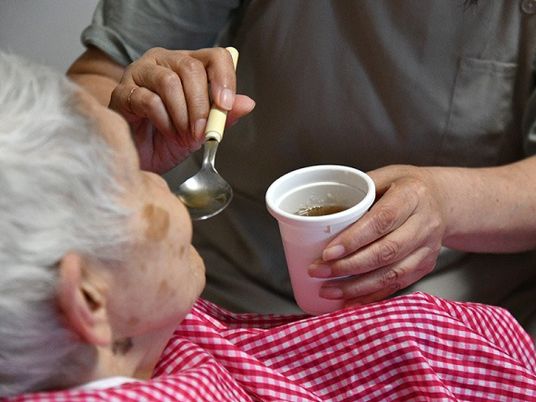 利用者への食事提供場面