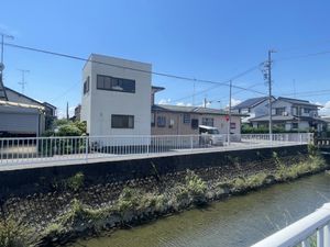 川沿いの建物