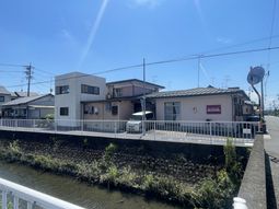 川沿いの建物