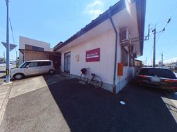 白い建物外観