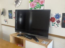 壁掛けテレビと飾り