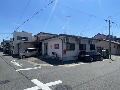 駐車スペースのある外観