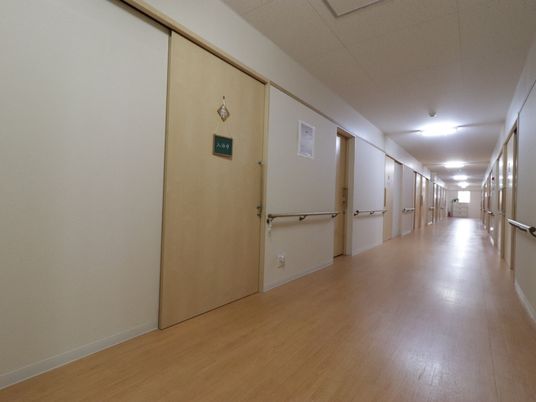 明るく清潔感のある廊下