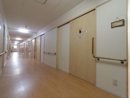 廊下と部屋の扉