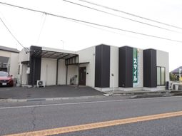 モダンなデザインの建物外観