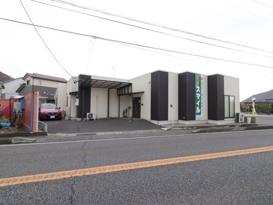 シンプルな建物の外観