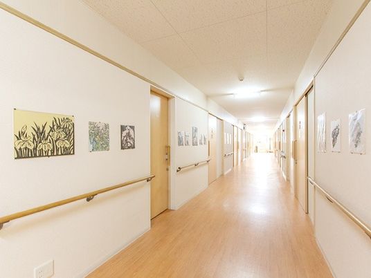 明るい長い廊下