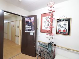 廊下の壁飾りと掲示物