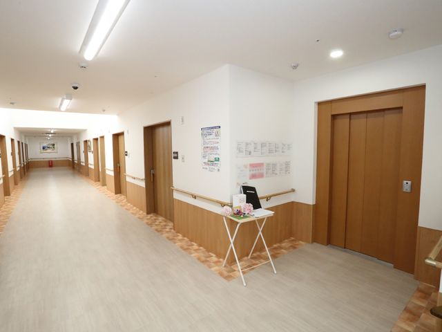 清潔な廊下の風景 廊下 手すりが設置された廊下は、明るく清潔感があります。こちらで安全にご利用者様をサポートできる環境です。