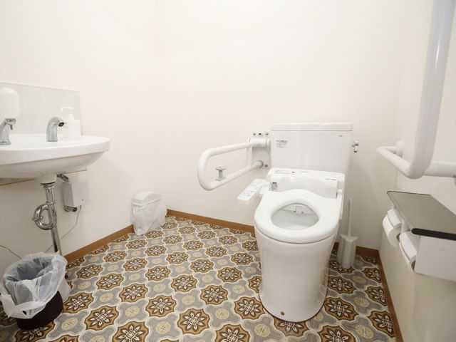 バリアフリートイレ トイレ 手すり付きで安全なトイレ空間です。広々としており、快適にご利用いただけます。