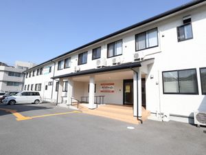 明るい施設の外観